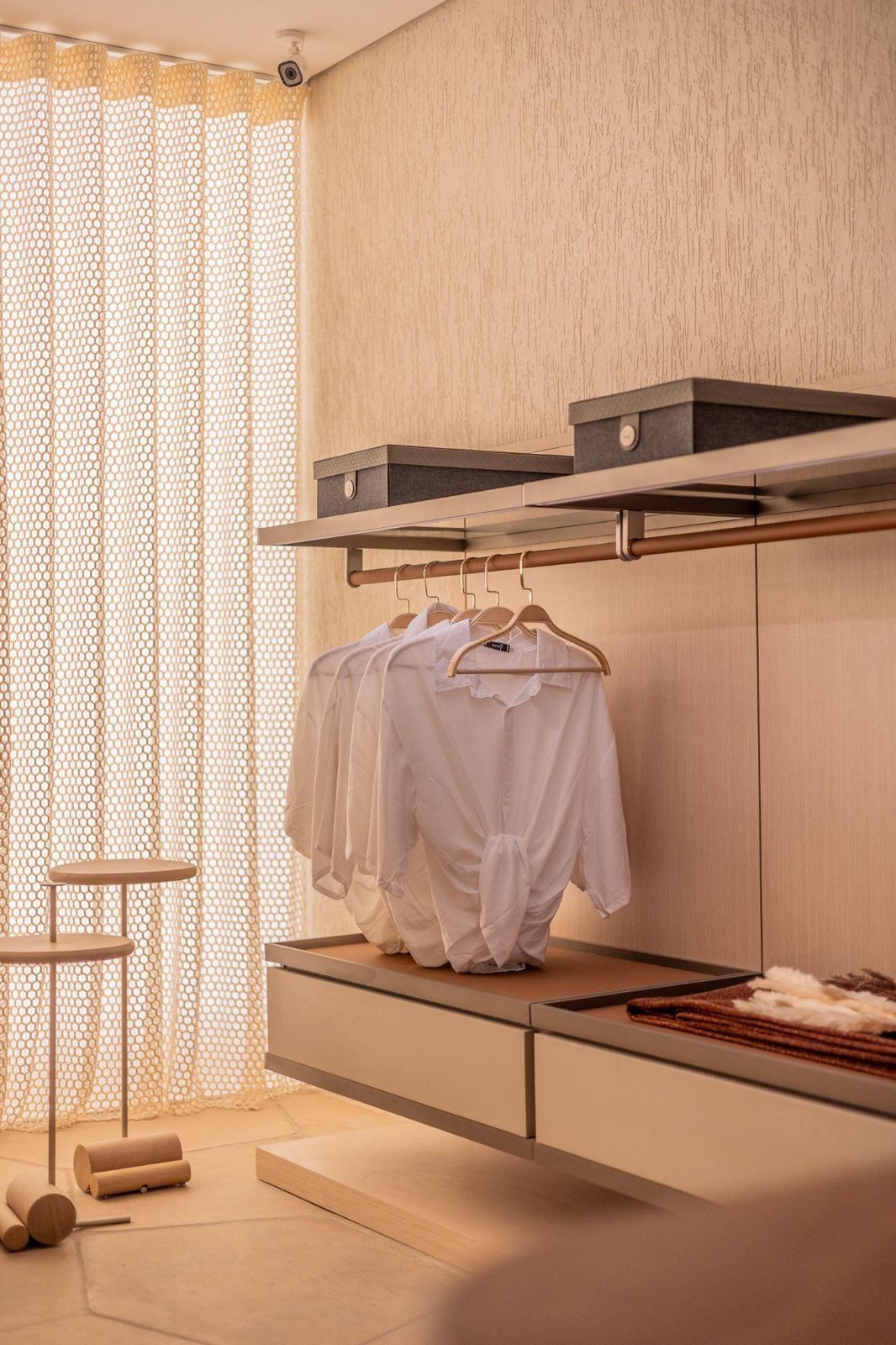 Closet com parede em tela tensionada translúcida e luz difusa — Maxime