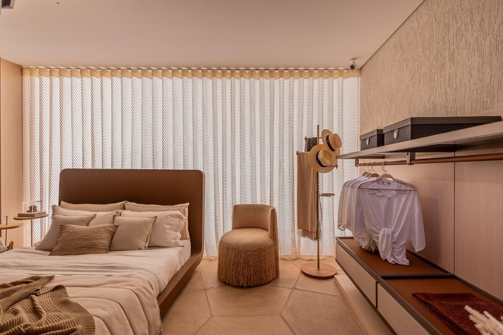 Quarto de alto padrão com parede em tela tensionada e iluminação difusa — Maxime